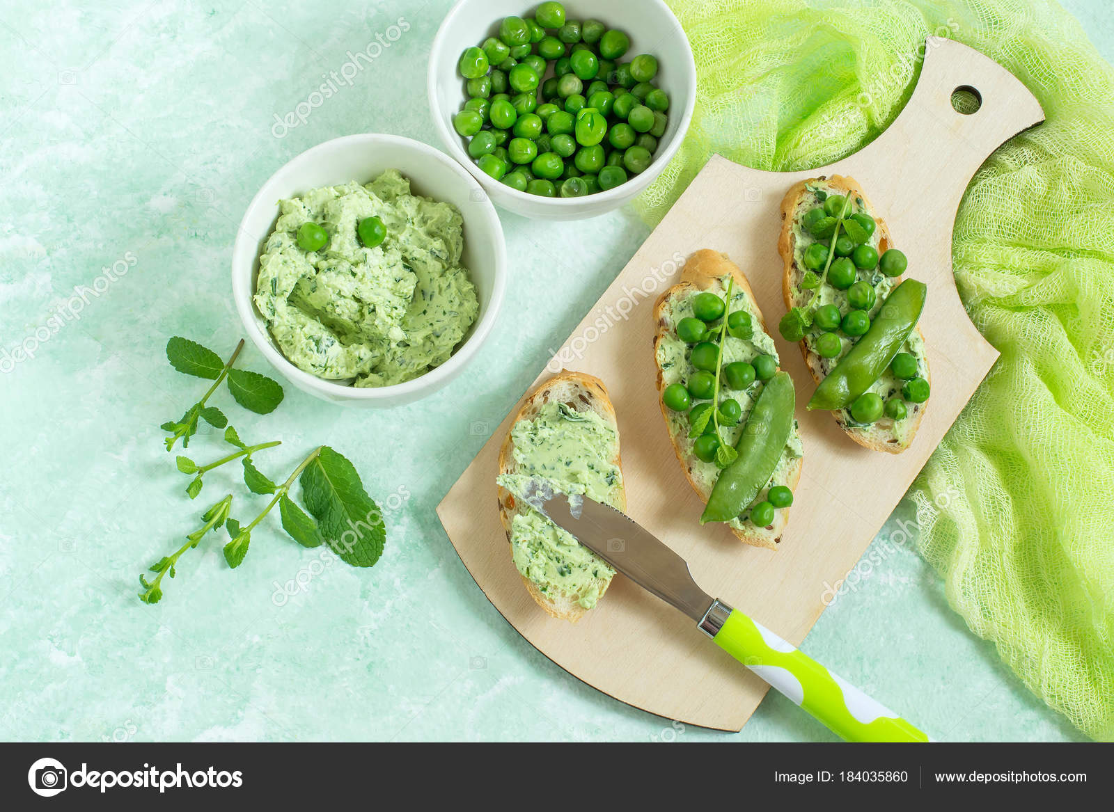 Toast De Printemps Frais Avec Le Fromage Blanc Et Fines Herbes