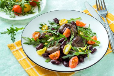 Tavuk karaciğer, fasulye ve kiraz domates salatası 