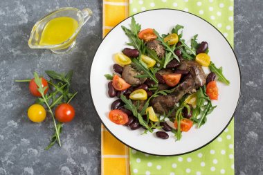 Tavuk karaciğer, fasulye ve kiraz domates salatası 