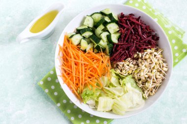 Filiz mung fasulye ve taze sebze vejetaryen yemek kase