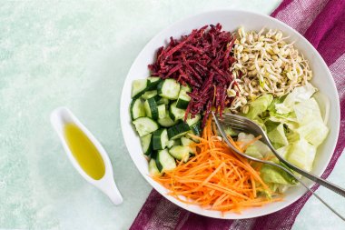 Filiz mung fasulye ve taze sebze vejetaryen yemek kase