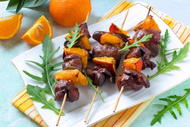 Şiş kebap tavuk karaciğer mandalina ile gelen 