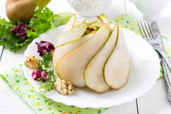 Salad with pears, blue cheese, salad mix and walnuts — Stock Photo, Image