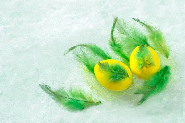 Renkli Paskalya yumurtaları tüylerle süslenmiş — Stok fotoğraf