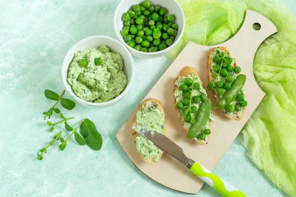 Toast primavera fresca con ricotta ed erbe aromatiche, piselli verdi e — Foto Stock