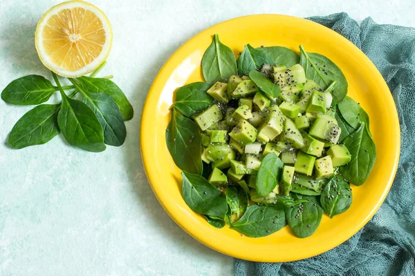 Витаминный вегетарианский салат с авокадо, киви, шпинат и чиа се — стоковое фото