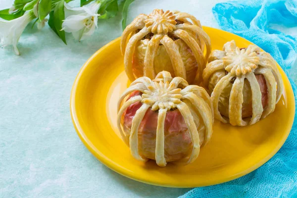 Maçãs recheadas com fígado de frango e queijo em massa folhada — Fotografia de Stock