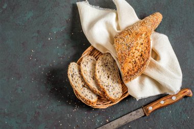 Flaxseeds ile taze pişmiş kepekli ekmek 