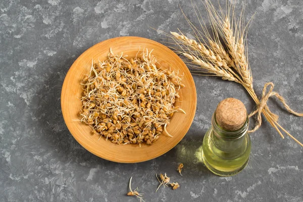 Свежие семена пшеницы и масло зародышей пшеницы — стоковое фото