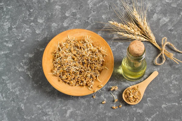 Semillas de trigo frescas germinadas y aceite de germen de trigo —  Fotos de Stock