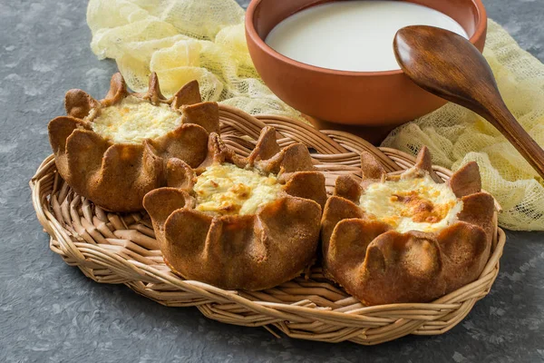 Pâtisserie carélienne traditionnelle, guichets de tartes au seigle (kalitki ) — Photo