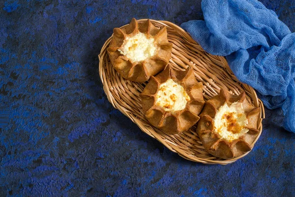 Geleneksel Karelya pişirme, çavdar pies yangın dolapları (kalitki) — Stok fotoğraf