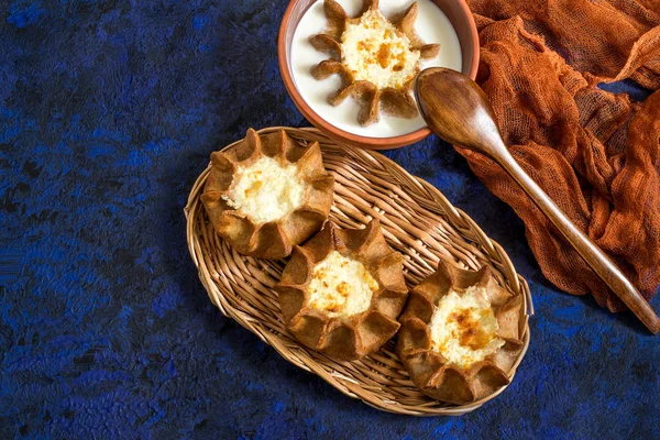 Cozimento tradicional de Karelian, tortas de centeio wickets (kalitki ) — Fotografia de Stock