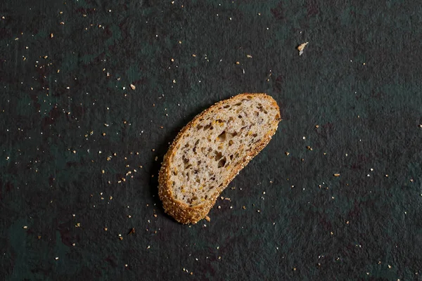 Один ломтик цельного пшеничного хлеба со льняными семенами — стоковое фото