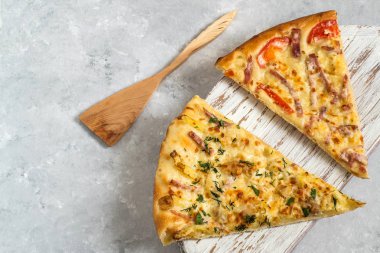 Pizza ahşap tahta üzerinde iki farklı parçalar 
