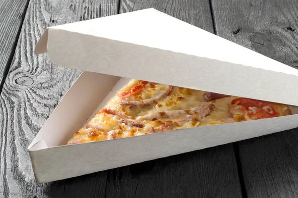 Pedazo de deliciosa pizza en caja para la entrega —  Fotos de Stock