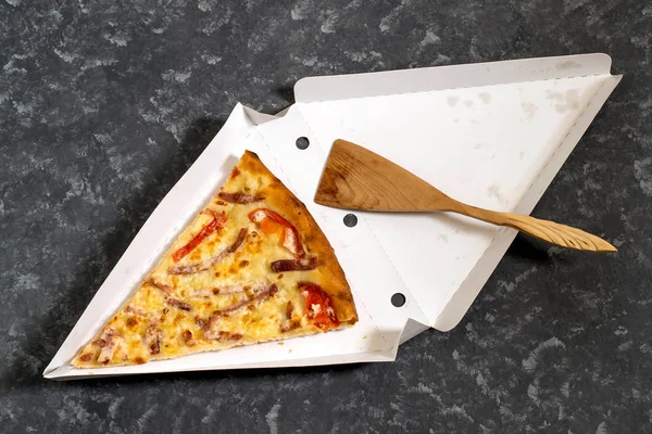 Кусок вкусной пиццы в коробке для доставки — стоковое фото