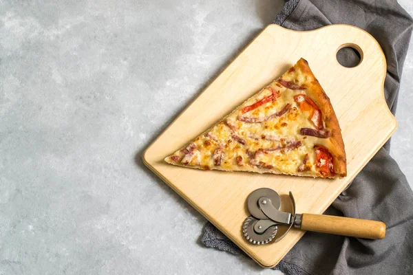 Кусок вкусной пиццы на деревянной доске — стоковое фото