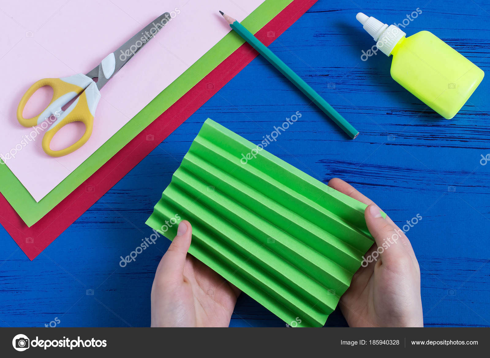 Bambino Fa Regalo All8 Marzo O Festa Della Mamma Passo 2