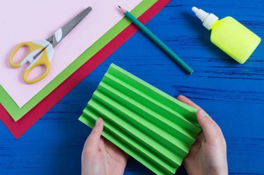 Çocuk hediye için 8 Mart ya da anneler günü yapar. Adım 2 