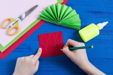 Çocuk hediye için 8 Mart ya da anneler günü yapar. Adım 4 