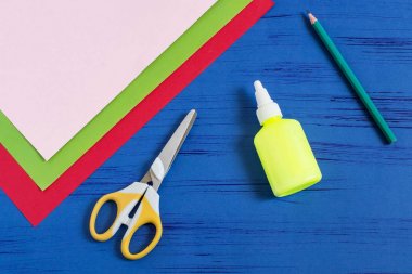 Çocuk hediye için 8 Mart ya da anneler günü yapar. 1. adım 