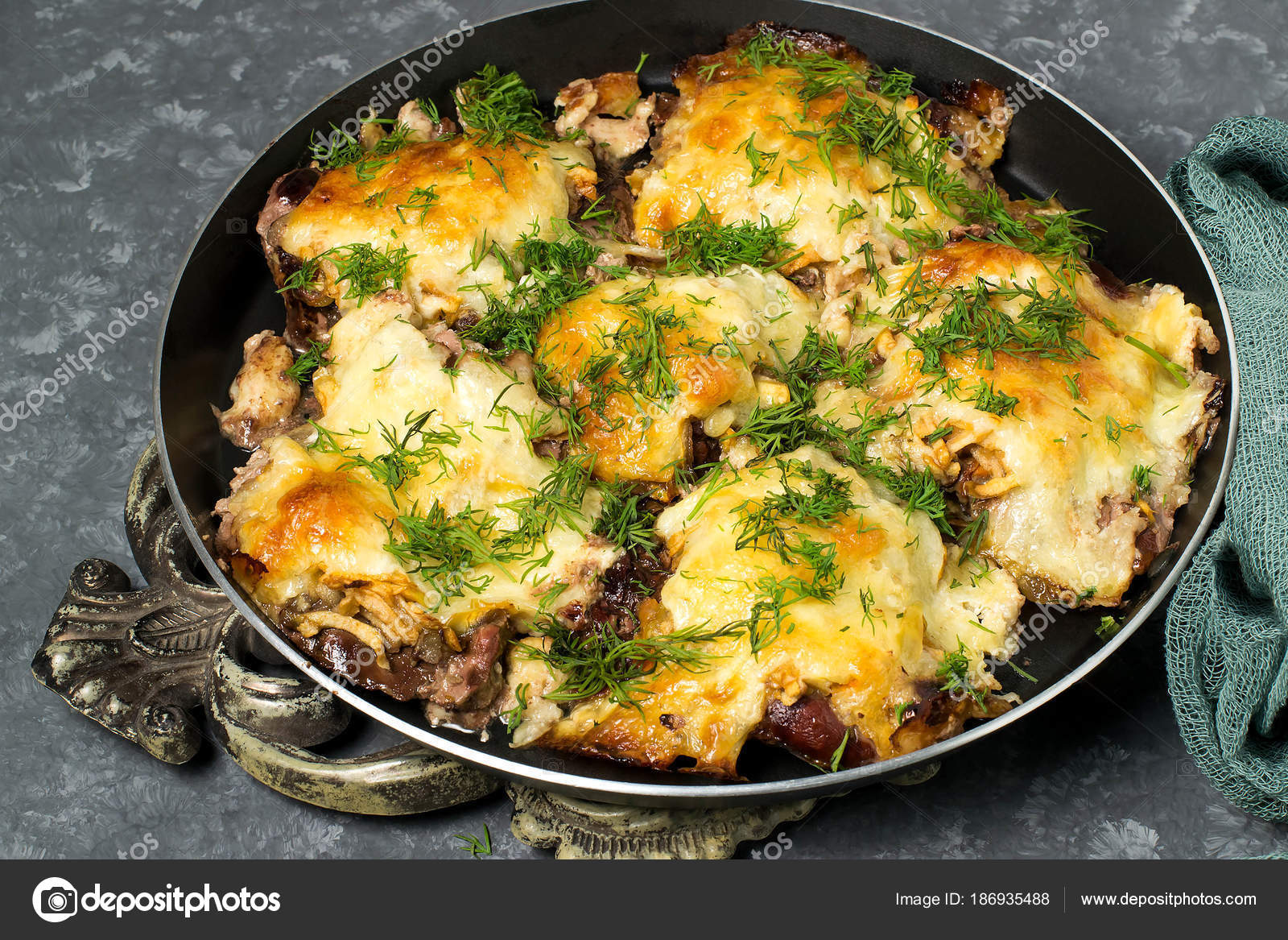 Свинина на сковороде. Венгерская кухня гуляш. Свинина под майонезом. Бефстроганов. Мясо под майонезом и сыром в духовке.