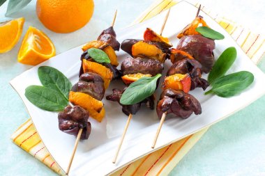 Şiş kebap tavuk karaciğer mandalina ile gelen 
