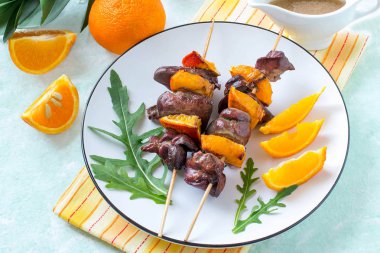 Şiş kebap tavuk karaciğer mandalina ile gelen 