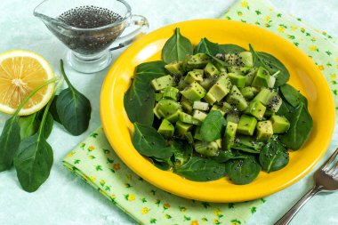 Vitamini vejetaryen salata avokado, kivi, ıspanak ve chia se ile