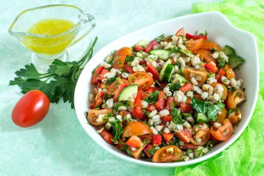 Pearl arpa ve sebze taze vejetaryen salatası 