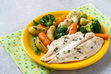 Pisi balığı pişmiş sebze ile 