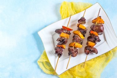 Şiş kebap tavuk karaciğer mandalina ile gelen 