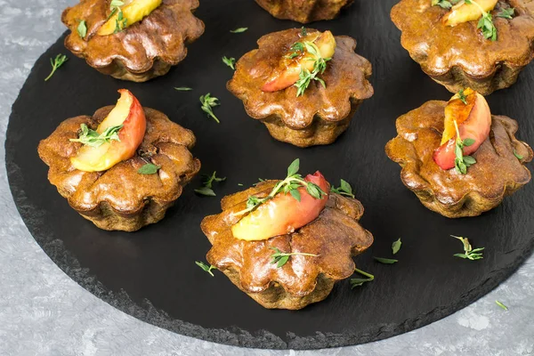 Suflê de fígado de frango com maçãs caramelizadas e tomilho — Fotografia de Stock