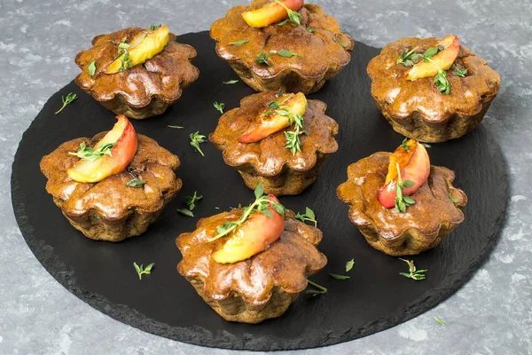 Suflê de fígado de frango com maçãs caramelizadas e tomilho — Fotografia de Stock