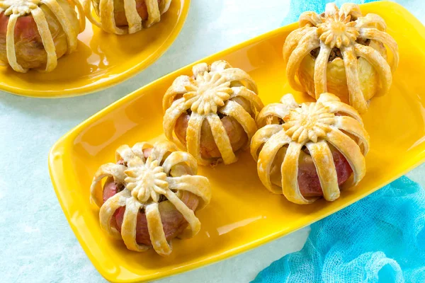 Appels gevuld met kippenlever en kaas in bladerdeeg — Stockfoto