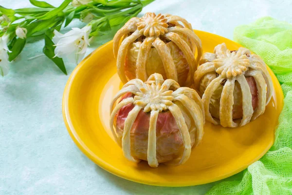 Maçãs recheadas com fígado de frango e queijo em massa folhada — Fotografia de Stock