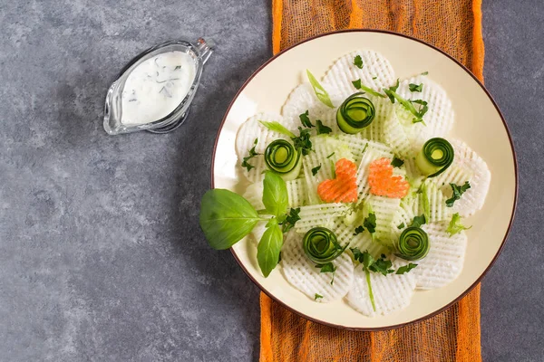 Витаминный салат из дайкона с огурцом и травами — стоковое фото