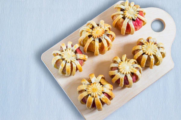 Apples stuffed with chicken liver and cheese in puff pastry — Stock Photo, Image