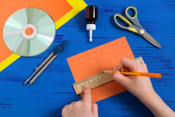 Il bambino fa il sole sorridente da CD. Fase 2 — Foto Stock