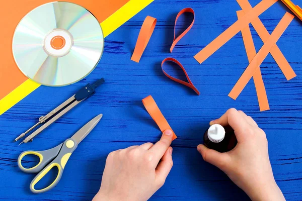 Il bambino fa il sole sorridente da CD. Fase 4 — Foto Stock