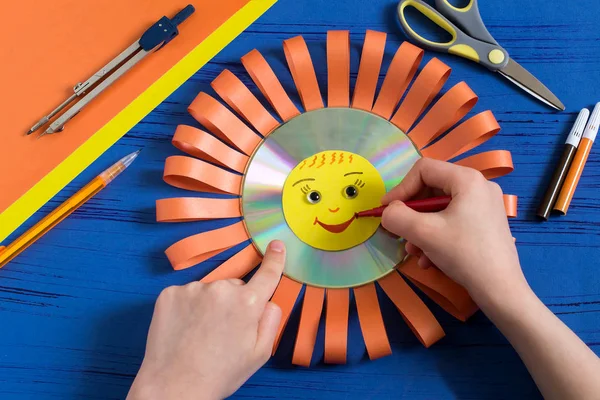 Criança faz sol sorridente a partir de CD. Etapa 9 — Fotografia de Stock