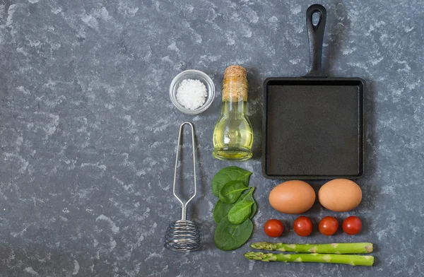 Ingredienser för matlagning frittata med sparris, körsbärstomater — Stockfoto