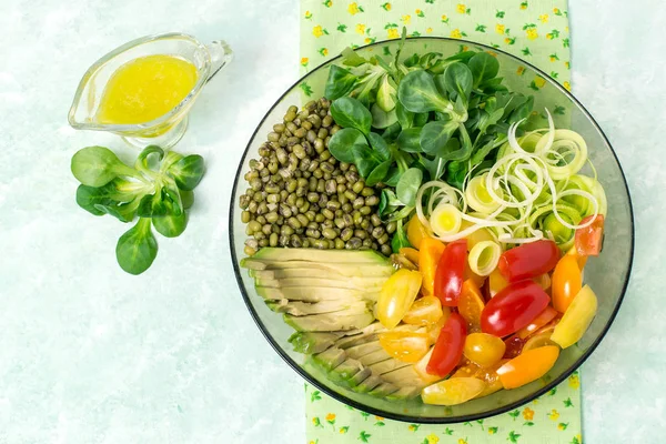 Вегетарианский ланч с бобами и свежими овощами — стоковое фото