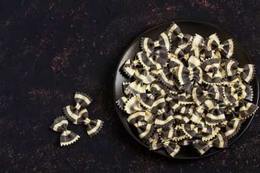 Mürekkep balığı mürekkep ile bicolor makarna farfalle 