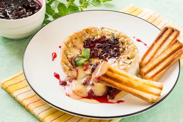 Queso brie al horno con salsa de fresa — Foto de Stock