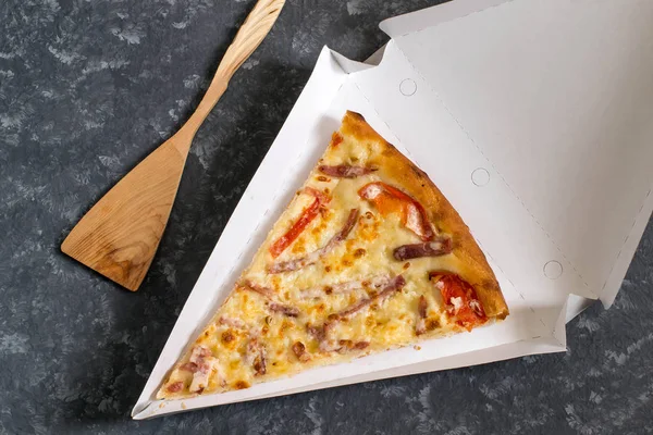 Кусок вкусной пиццы в коробке для доставки — стоковое фото