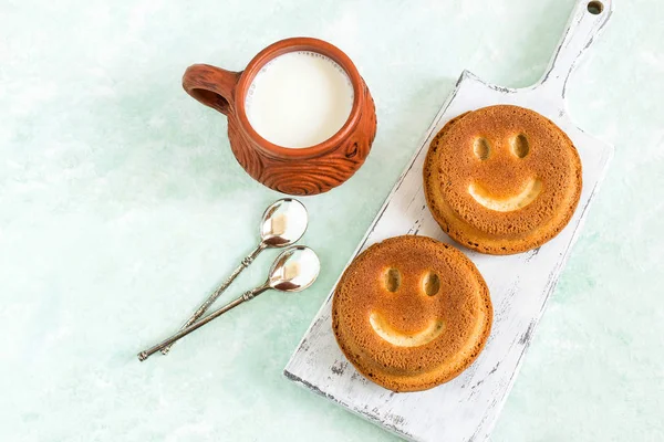 Funny homemade cupcakes in form of smiling face — Stock Photo, Image