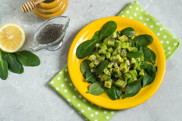 Vitamin-vegetarischer Salat mit Avocado, Kiwi, Spinat und Chia se — Stockfoto