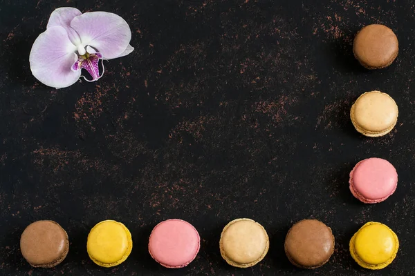 Different macaroon on black background — Stock Photo, Image